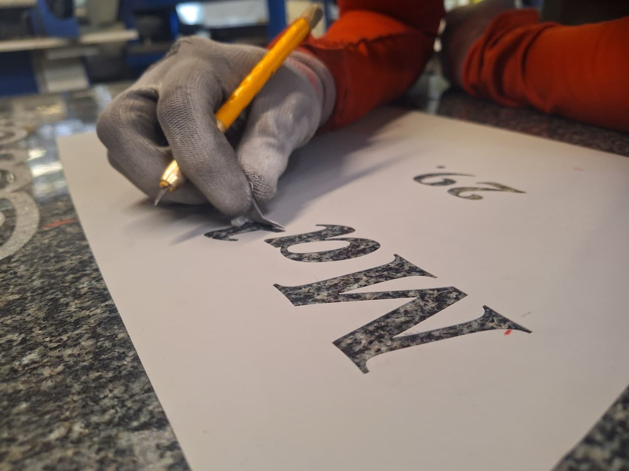 Praca przy liternictwie nagrobkowym